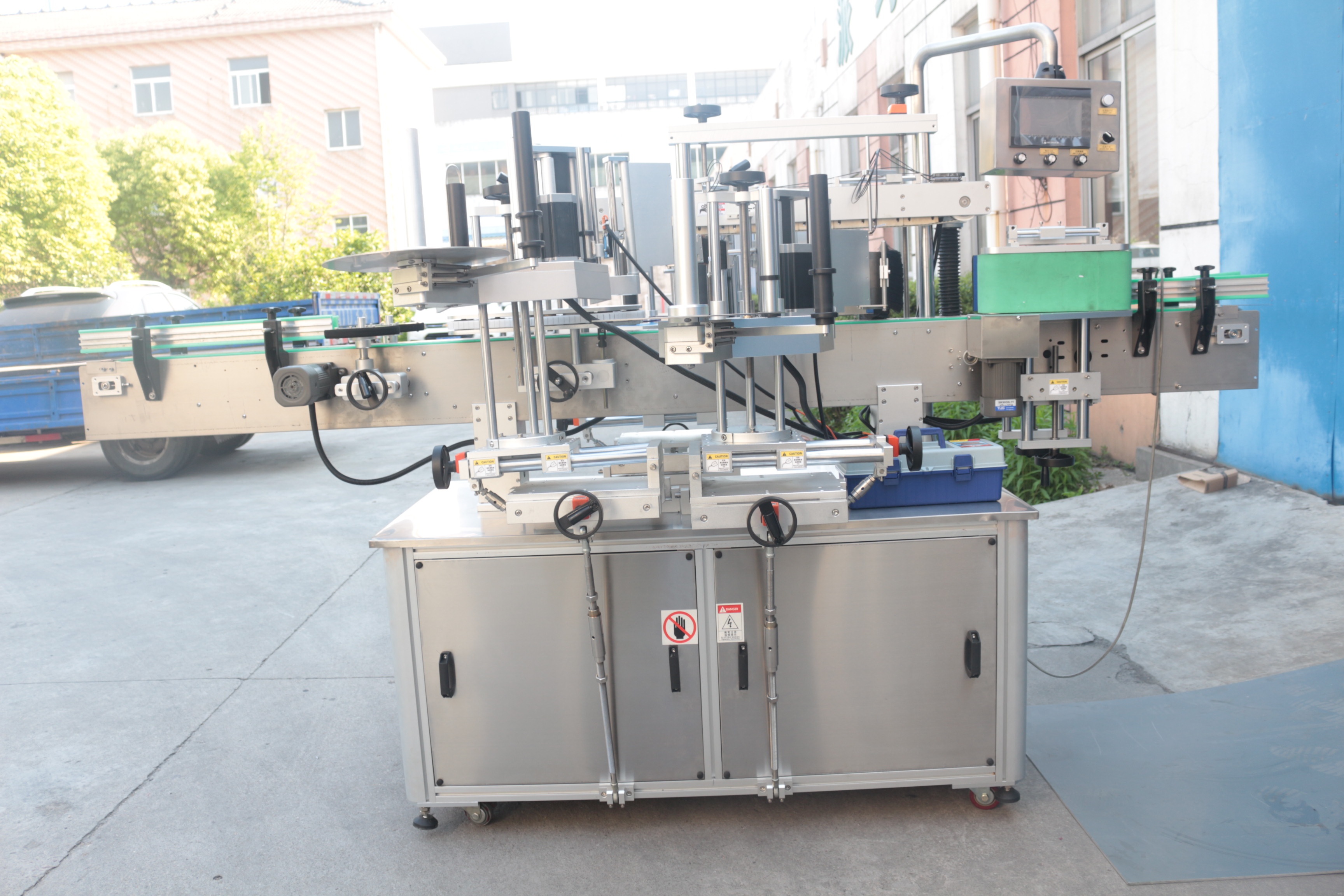 Labeling machine